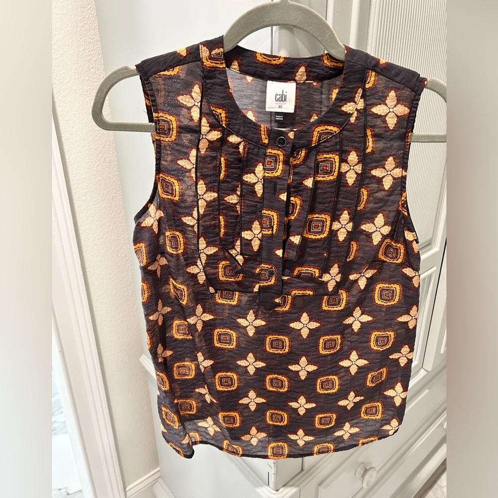 Sleeveless Cabi top like new. XS
